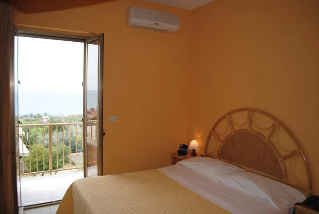 غرفة ثلاثية، Hotel La Praia 4/10