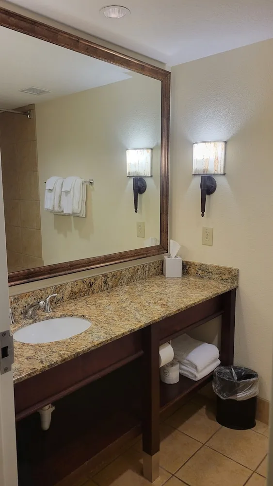 غرفة ديلوكس بإطلالة على القناة بشرفة مفردة بسرير كينج، Plantation Resort on Crystal River 4/5
