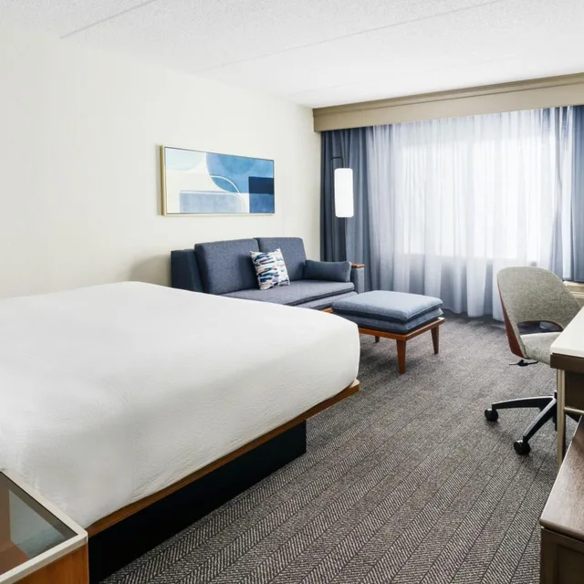 غرفة بسرير كينج بحوض استحمام لذوي الإعاقة، Courtyard Chicago Midway Airport 1/9
