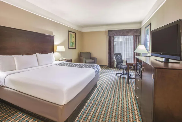 غرفة بسرير كينج، La Quinta Inn & Suites by Wyndham Bay City 1/2