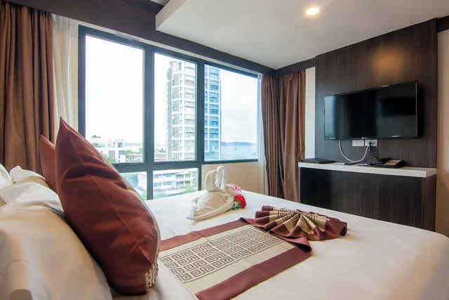 Suite, King Bed, Sofa, Golden Jomtien Beach Hotel 2/6