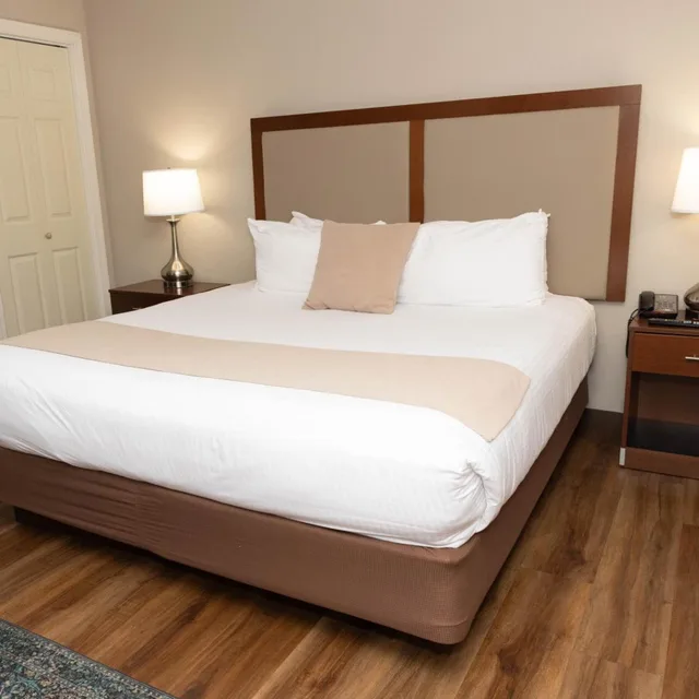 غرفة بسرير كينج، D. Hotel and Suites 1/7