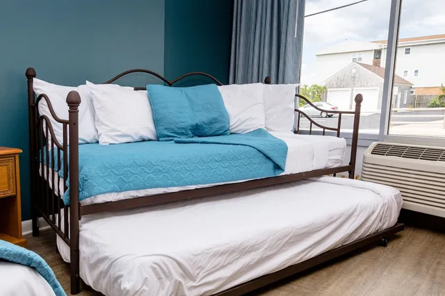 غرفة عائلية بسرير كوين مع سرير سحّاب إضافي مع أريكة، Charlroy Motel 1/3