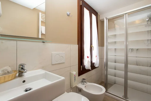 غرفة رباعية بسرير مزدوج وسريرين منفصلين بإطلالة على القناة، Tintoretto Hotel 4/5