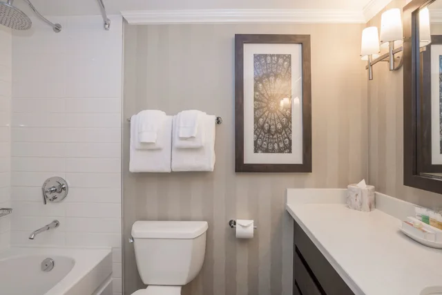 1 Bedroom, Deluxe, Suite, King Bed, Sofa, La Grande Residence at the Sutton Place Hotel 3/4