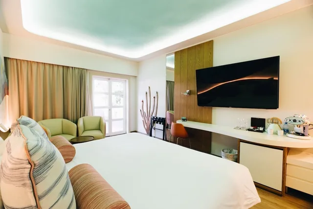 غرفة بسرير مزدوج وسرير فردي بإطلالة على المرسى بشرفة، Hotel LIVVO Puerto de Mogan 1/10