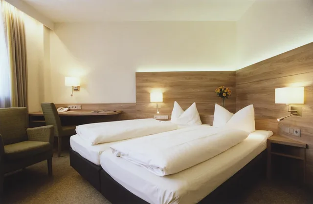Superior, 1 Queen and 1 Single Bed, JEDERMANN 1/1
