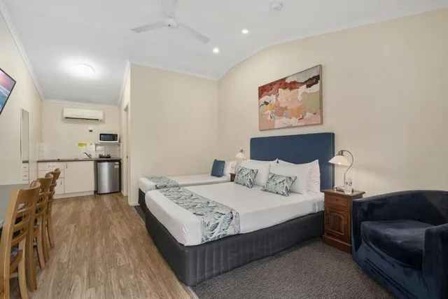 غرفة سوبيريور ثلاثية بسرير كوين وسريرين منفصلين، Caboolture Central Motor Inn 2/5