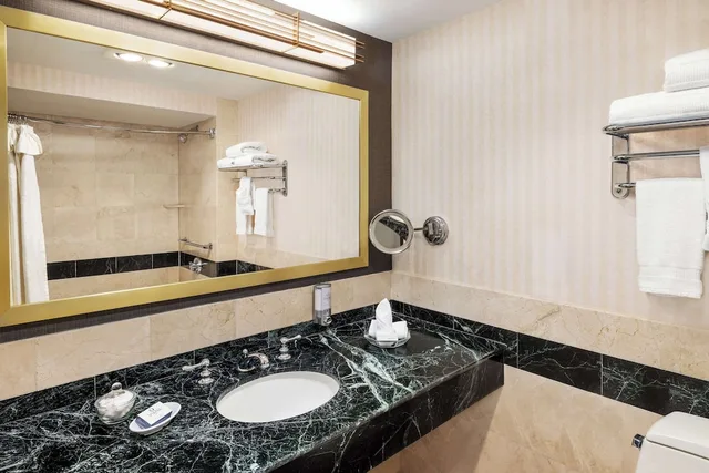 غرفة قياسية بسريرين مزدوجين بمطبخ صغير، Inn At Great Neck 3/4