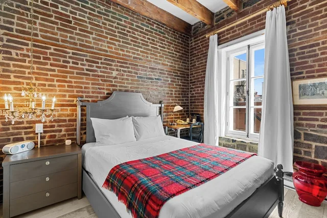 Superior, Queen Bed, City View, Attic، Auberge Place D Armes 2/10