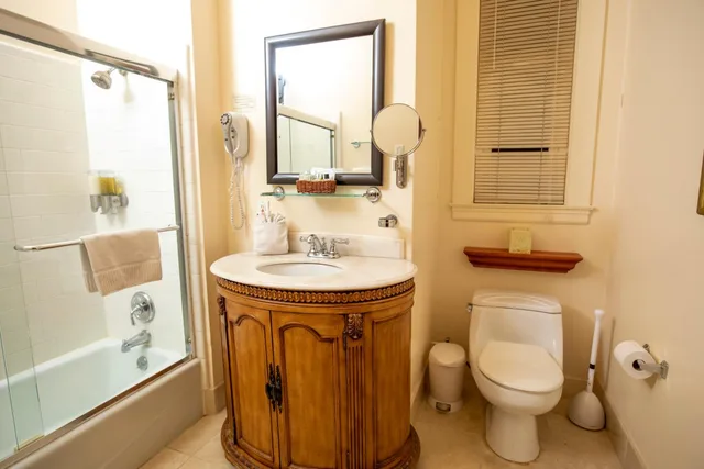 غرفة قياسية بسرير كوين، The Washington Square Inn 10/10