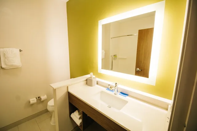 Standard, 2 Queen Beds, Holiday Inn Express & Suites Birmingham - Homewood 9/10