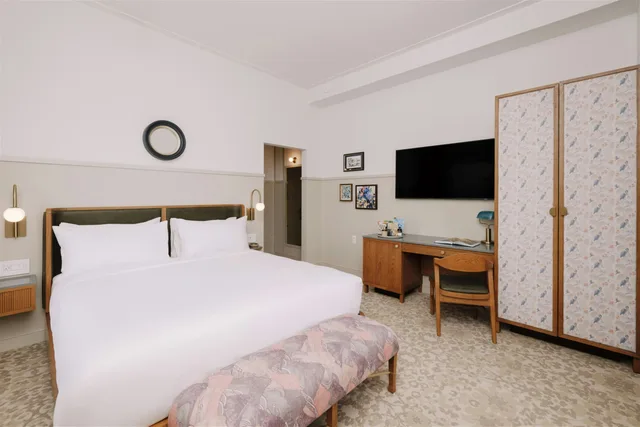 Room, King Bed, Accessible, Hotel Heron Alexandria Old Town, Curio Collection by Hilton 1/2