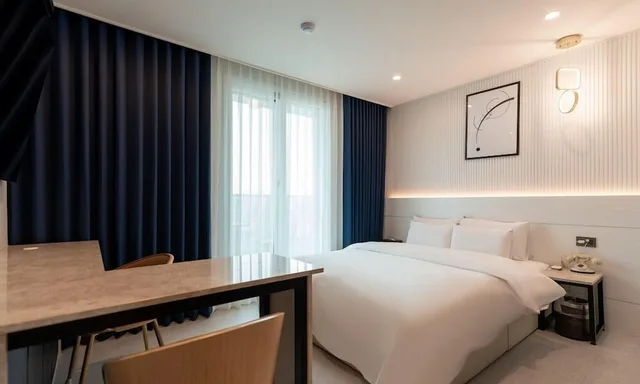 غرفة بسرير كوين بشرفة، Jecheon Hound Hotel 3/4