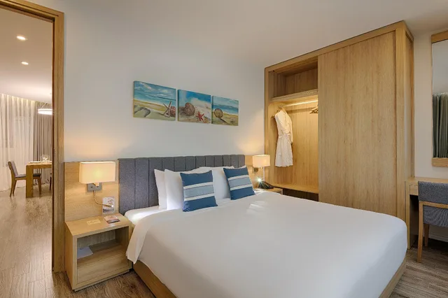 استوديو بسرير كينج بإطلالة جزئية على البحر مع أريكة، Parosand Danang Hotel 4/4