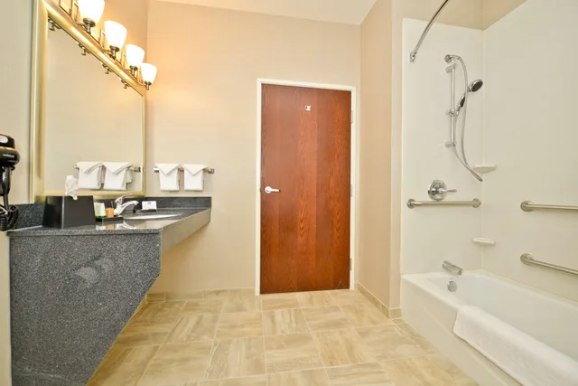 جناح بسريرين كوين بحوض استحمام لذوي الإعاقة، Green Mill Village Hotel & Suites, BW Signature Collection 7/7