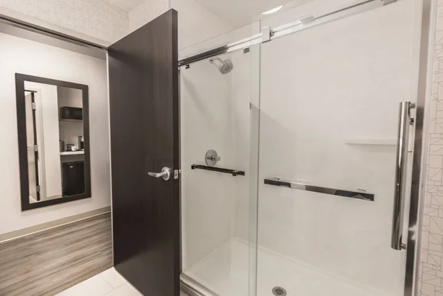 غرفة قياسية بسرير كينج، Holiday Inn Express and Suites Welland 8/8