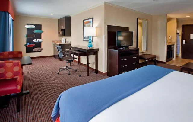 جناح بسرير كينج لذوي الإعاقة، Holiday Inn Express Suites North Kansas City Ex Quality Inn Suites 2/4