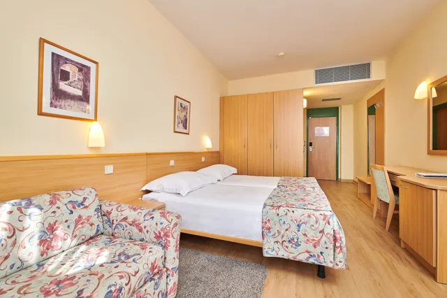 Superior, Twin Beds, Sofa, Balcony, Park Side، Hotel Aurora Plava Laguna 1/10