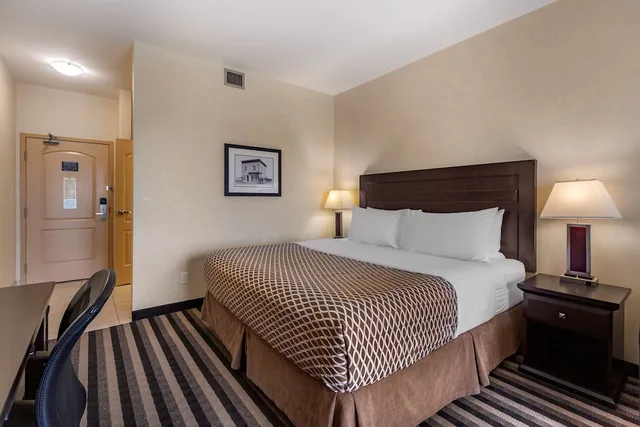 غرفة قياسية بسرير كينج، Best Western Plus Meridian Hotel 7/10