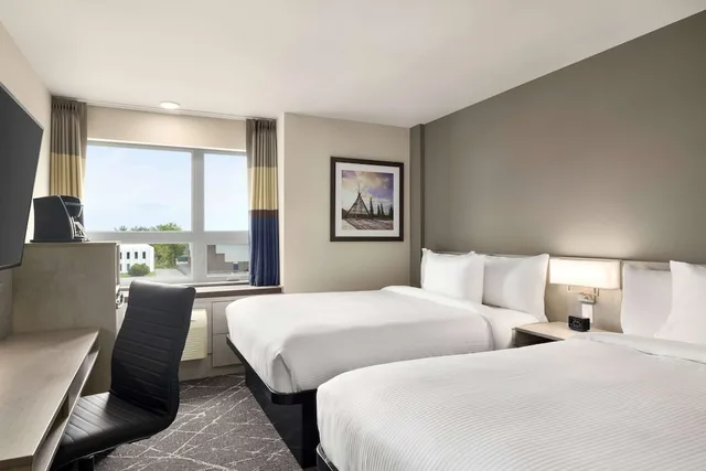 غرفة بسريرين كوين، Microtel Inn & Suites Montreal Airport-Dorval QC 1/3