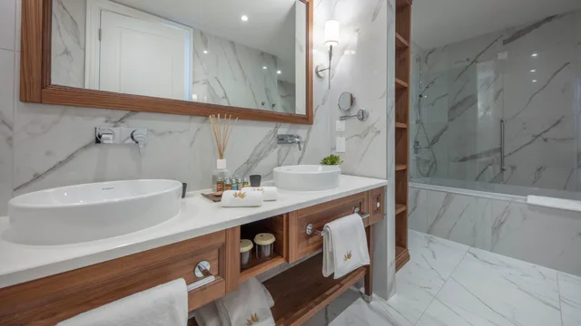غرفة رباعية بسرير كوين بشرفة، Royal Blue Hotel 2/2