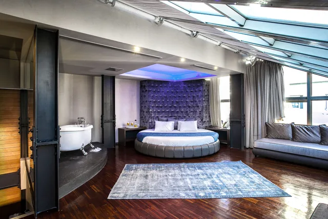 Princess, Suite, King Bed, City View, Sofa, Jetted Tub, Diamond Suites 1/4