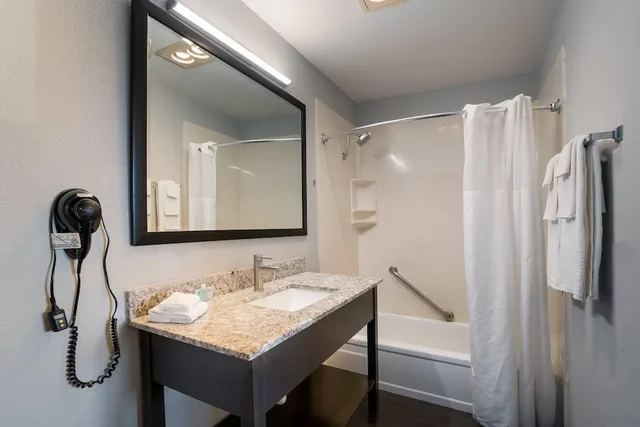 غرفة قياسية بسرير كينج بإطلالة على النهر، Richland Riverfront Hotel, Ascend Hotel Collection 7/7