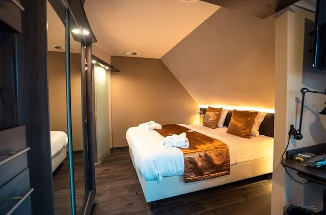 Exceptional, King Bed, Balcony، Hotel Harmony 1/2