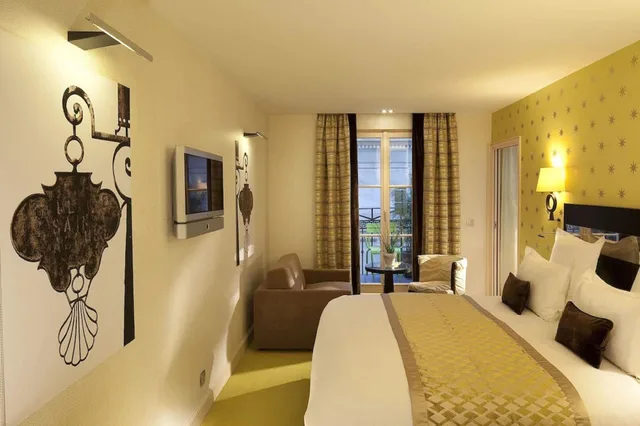 غرفة ديلوكس ثلاثية بسرير مزدوج مع أريكة، Hotel Le Petit Paris 2/5