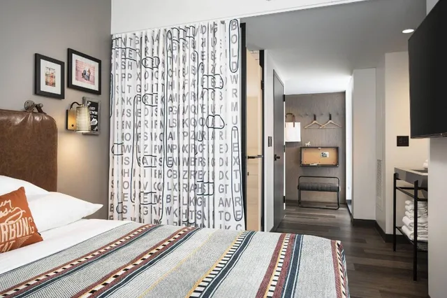غرفة ركنية بسرير كوين بإطلالة على النهر، Moxy Louisville Downtown 11/14