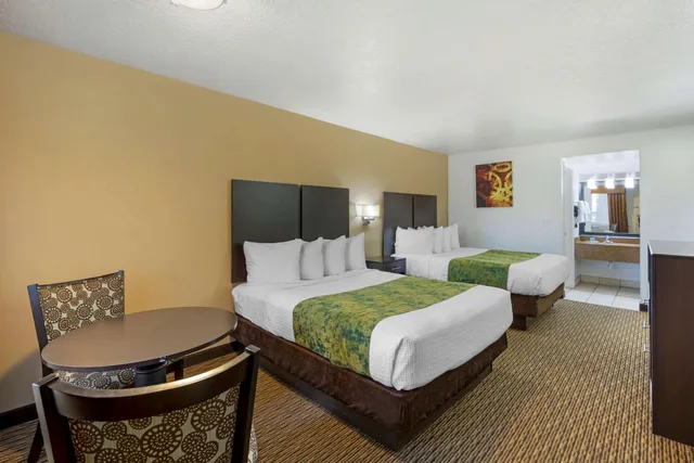 غرفة بسريرين كوين بحوض استحمام لذوي الإعاقة، Best Western Mesquite Inn 3/6