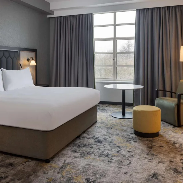 غرفة تنفيذية بسرير كينج بإطلالة مع دخول الصالة، Hilton Cardiff Hotel 4/17