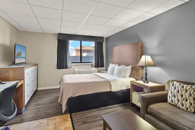 Upgrade, Efficiency, Queen Bed، Quality Inn & Suites Green Bay Downtown 1/1