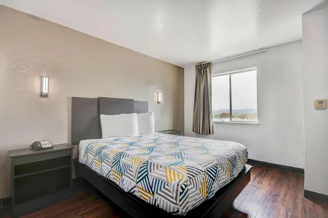 1 Queen Bed - Mob Acc RI Shwr Nsmk Micfridg، Motel6 San Antonio, TX - Sea World North 4/10