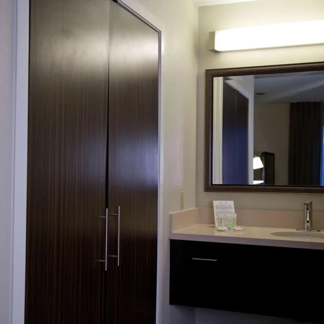 جناح بسرير كوين بغرفة نوم واحدة بحوض استحمام لذوي الإعاقة، Sonesta Es Suites San Francisco Airport San Bruno 2/2