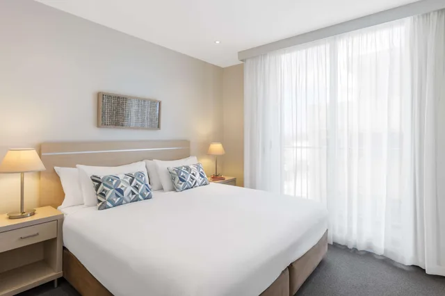 شقة بسرير كينج وسرير كوين بغرفتي نوم، Oaks Glenelg Liberty Suites 1/3