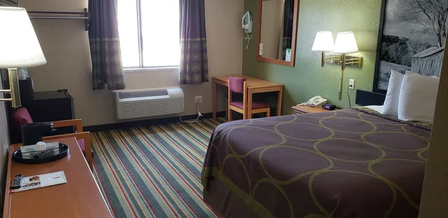 Room, Queen Bed, Super 8 By Wyndham Champaign 5/10