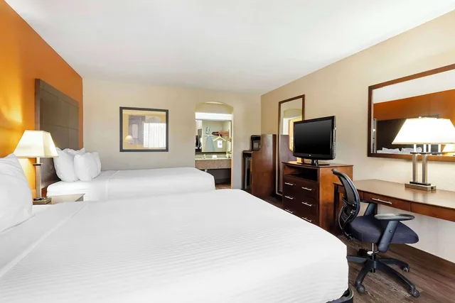 Standard, 2 Queen Beds, Smoking, Best Western Inn & Suites New Braunfels 2/7