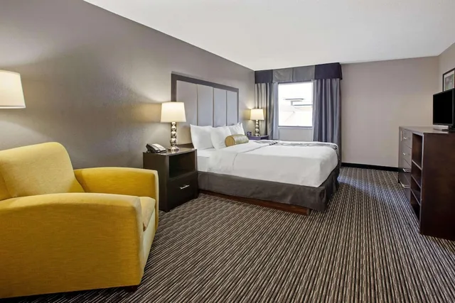 جناح بسرير كينج بغرفة نوم واحدة، La Quinta Inn & Suites by Wyndham Detroit Metro Airport 2/5