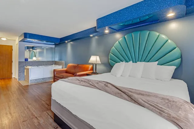 Standard, King Bed, Sofa, Jetted Tub, Atlantis Family Waterpark Hotel, an Ascend Collection Hotel 7/10
