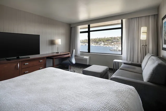 غرفة بسرير كينج بإطلالة مع أريكة، Courtyard By Marriott Seattle Downtown Lake Union 3/5