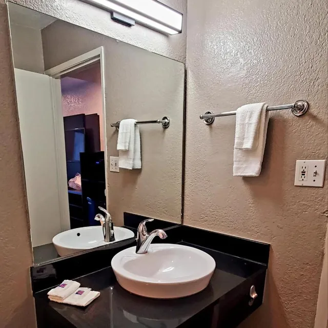 1 Queen Bed - Micfridge, Smoking، Motel6 Palmdale, CA 9/10