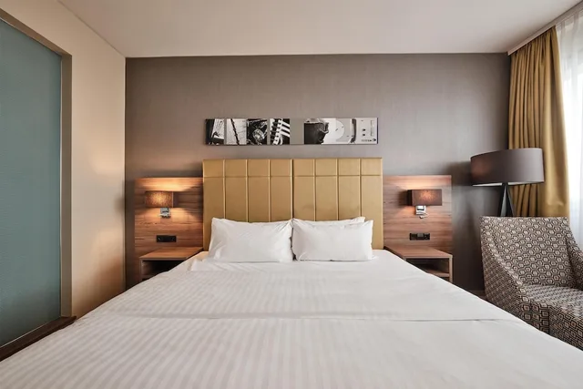غرفة قياسية بسرير كينج، BONN MARRIOTT HOTEL 1/4
