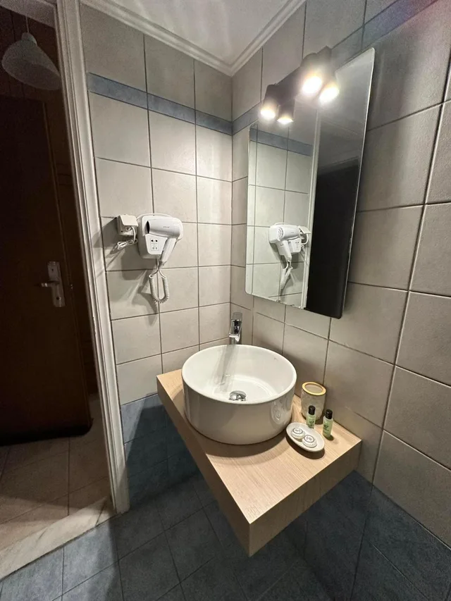 غرفة ثلاثية، CASTRO HOTEL 5/10