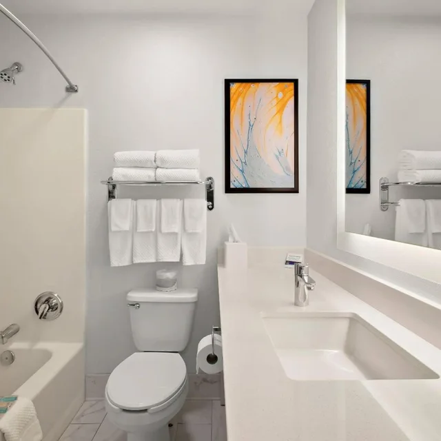 غرفة قياسية بسرير كينج وسرير كوين، MainStay Suites Cincinnati Blue Ash 3/4