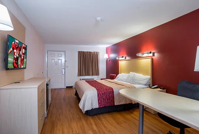 غرفة سوبيريور بسرير كينج، Red Roof Inn West Memphis, AR 1/10