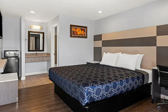 غرفة قياسية بسرير كوين، Bay Breeze Inn 1/6