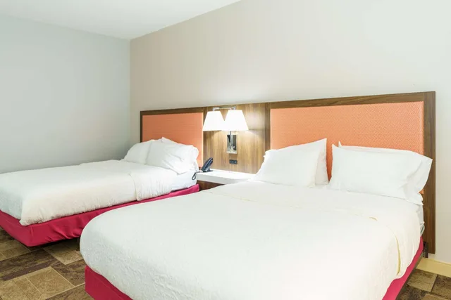 غرفة بسرير كينج وسريرين كوين، Hampton Inn Garden City, KS 4/10