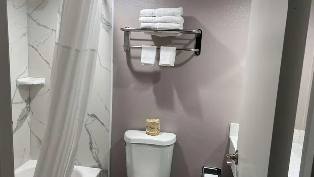 2 Queen Beds - Non-Smoking, Micfridge، Motel6 Bullhead City, AZ 5/7